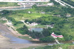 2006-06-27-206_JFR

由東涌地鐵站，乘的士或步行20分鐘到東涌候王廟(圖中灰頂白屋)後小路沿球場向紅頂小屋前行，過橋後約前行五分鐘即見入口。
