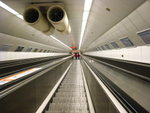 地鉄站內很長的電動梯