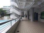 在泳池邊前行100至200步