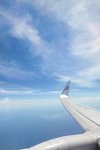 飛機窗外的藍天白雲。