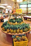 在手信店有新鮮菠蘿賣。