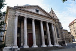 第一個目的地是聖彼耶大教堂（Cathedrale St-Pierre）