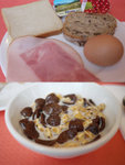 昨晚睡了一覺好的，今早7時就可以在酒店食早餐，酒店只提供Continental Cold Breakfast。