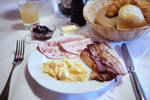 7 點鐘食早餐，仍然是Continental Cold Breakfast，但就多了炒蛋和煙肉。