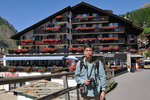 搭地底火車返回Zermatt，很快就返到酒店，昨天沒有跟酒店合照，今天補拍吧。