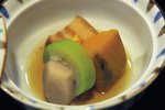 三枚肉是煮到很腍滑的豬腩肉，我唔鐘意食肥豬肉，不過咁細舊都試食咗，OK咁啦。