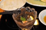 水雲亦是沖繩名產，有點像髮菜，都是水藻類的食物，浸在醋中，酸酸滑滑的很開胃。