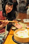 先將大量的蔬菜放於籠底，