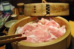 然後將薄片豬肉放上，
