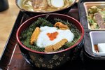 我們要了海葡萄蓋飯加沖繩料理套餐。不過食了幾啖我就後悔了，因為我最怕那些白色滑潺潺的東西，書本說是山藥泥… 好不容易才食了大半碗，前一晚食的 海葡萄蒸蛋 好味得多了！