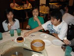 呢幅相原意係影"家棋"切蛋糕, 無意中影到"阿豆"的食相, 真抱歉 ( 會否破壞了她在學生心目中的形象? )