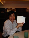Raymond 與生日卡合照