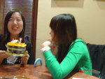 阿五你咁百厭嫁, 唔好拿開個 bithday cake 啦, 你要俾阿六許埋願先得喎 . . .