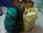 我返香港的行李很重, total買左16盒杏仁餅, 還有其他的嘢食, 拿返黎香港, 真的很辛苦, 最後還害我回來香港的時候, 坐的士回家 . . .
