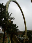 哇 . . . 360度過山車, 因為大雨的關係, 所以唔開 . . . OH, 無得玩添