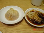 嘩!!!你地睇唔睇到小籠包裡面有湯呀！>"