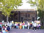 當地的幼稚園生參觀動物園