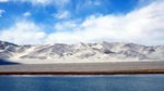 白沙山…一路由喀什爬上海拔2000米，終於見到藍天。七、八月份湖水漲又不刮風時，有機會拍到白沙山倒影