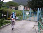 紅十字會石壁青年營 , 離遠見倒好似大閘阻路 , 其實貼住鐵絲網左轉就係上山路徑