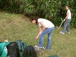 黎到紮營位置 , 簡單清理草地工作