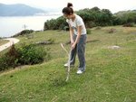 亞香撥牛屎個姿勢似打高爾夫