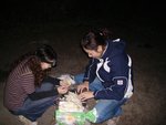 紮好營後天已黑齊 , 廚部兩位美少女ＳＫ及ＡＭ急急用錫紙泡制美味菜餚 "芝士焗金菇"