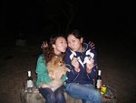 靈異照片 , ＳＫ及ＡＭ身後突然有鬼手出現 , 兩女子似乎未有所覺