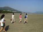 安全踏進水口灣 , 灘上估計起碼有一百幾廿人