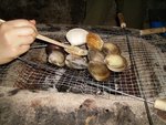 燒完腸仔雞翼後 , 係時候處置Ｄ沙白 , 一見佢邊隻蓋彈開 , 就即刻加蒜蓉落去 , 過程好似打遊戲機咁