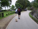 途中野餐地點也不錯 , 咦 . . 前面人兄從背影推算 , 應該係高大靚仔果種喎