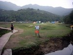 恐怖事件發生 , 深涌裏面可能有過百個營係度 , 遠睇七彩繽紛