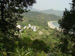 大浪灣村 ,有渡假屋及士多 , 引水道旁有隱蔽快捷小徑前往 , 但已接近荒廢 , 不大建議使用 , 想補給可由石屎車路往來 , 多行幾步 , 安全達到