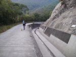 全程跟引水道行走 , 有數個位置有扶手腳踏可爬落去借水道水濕濕毛巾 , 但真的真的要小心
