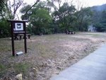 沿途設郊遊地點 , 有檯有凳 , 夏季行山恩物