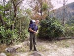 團友Ａ黎果陣長袖衫加風褸 , 走果陣變左短袖一件