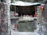 奉勸各位山中不知名野廟唔好亂拜或進入(我無宗教信仰) , 因裏面供奉緊既根本唔知係神定鬼