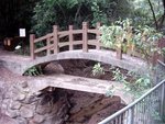 終於到左有名既吉慶橋及永吉橋 , 吉慶橋建於一八六八年 , 永吉橋建於一九一四年 , 當年往來元朗及荃灣只有死路一條 ~~~「元荃古道」, 途中重要有條七渡河(好似武俠片既地名咁)阻住 , 所以大家就夾錢籌旗興建左吉慶橋 , 相中所見係永吉橋 , 但係下面果條先係正貨 , 上面果條係老翻