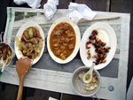 食食下先記得幫佢地影相 , 所以肉酸左Ｄ , 事後知道腰果先用水滾一滾就冇咁易黑