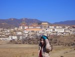 能站在這個位置在松贊林寺前留影, 要付人民幣兩元