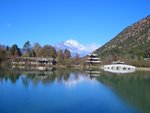 麗江黑龍潭公園, 遠處為玉龍雪山