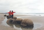 海灘散落幾堆渾圓大石
NZ038