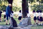 教師帶領小朋友, 參觀公園的裝置藝術.
NZ044
