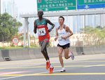 另一位肯亞跑手, 2小時23分; 蒙古跑手2小時25分