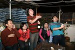 2007 年到了，開香檳慶祝