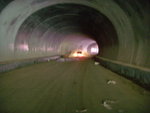 司機為了慳時間走入一條未開放的隧道，結果架車係入面壞左