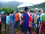 比賽在微雨下開始