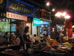 街內有很多特式小食店鋪