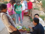 行車途中遇見賣溫室西瓜的農民