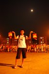 與背後的當地人一起慶祝!!
