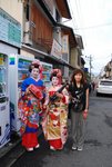 在去寺廟時，沿途都有很多經過打扮的女子